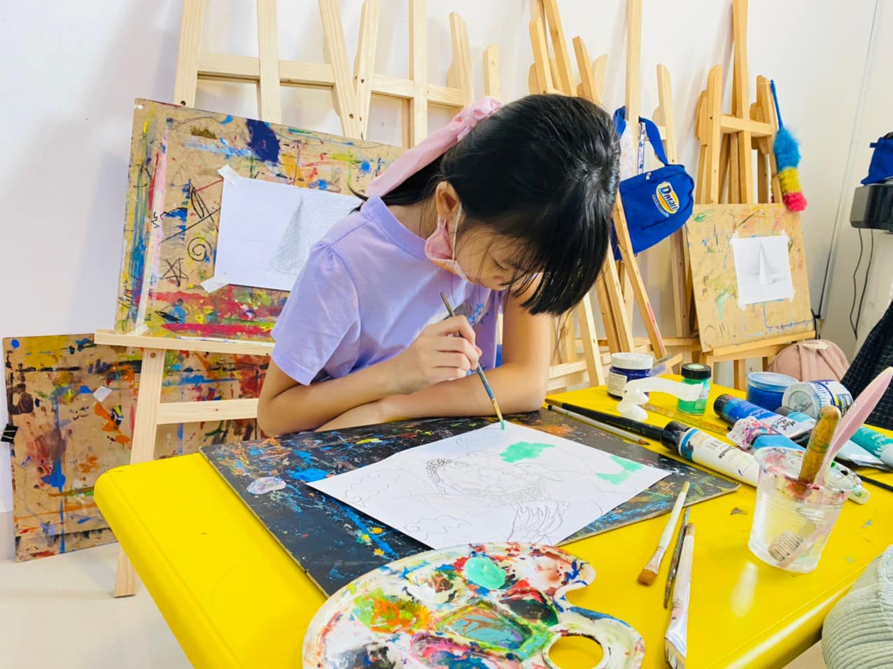 Lớp đào tạo vẽ sáng tạo không chỉ giúp các em học cách vẽ mà còn khơi dậy khả năng sáng tạo của các bé. Chắc chắn bạn sẽ bị bất ngờ trước những ý tưởng và bức tranh đầy cảm hứng của các em.